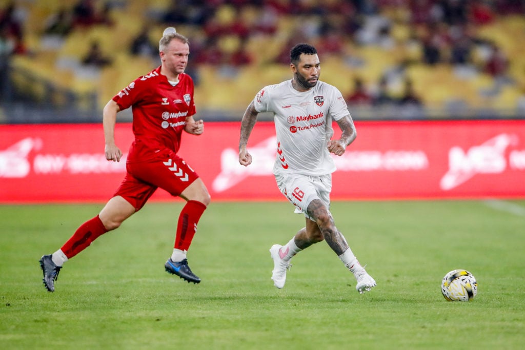 Erik Nevland of Manchester Reds (L) and Jermaine Pennant of