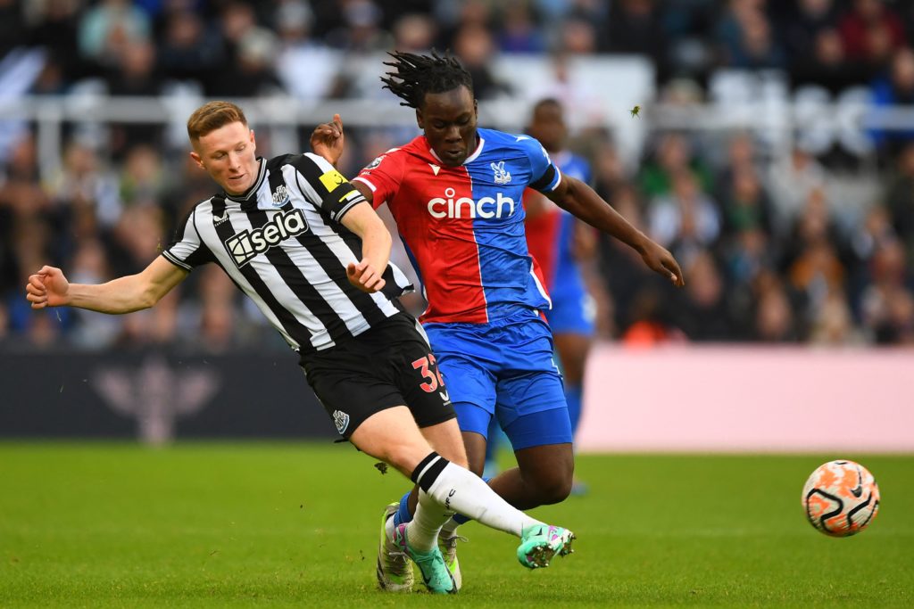 Elliot Anderson (L) vies with Crystal Palace's English midfielder #52 David Ozoh (R)