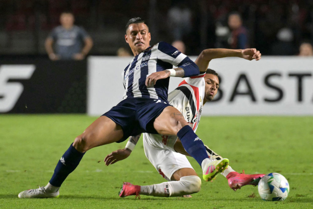 Juan Portilla battles for the ball during FBL-LIBERTADORES -SAOPAULO vs TALLERES