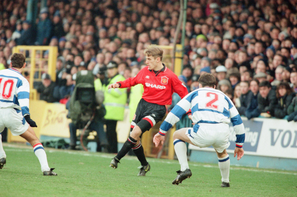 Phil Neville plays a pass for Manchester United.